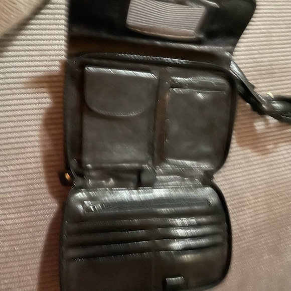 Cowhide leather multi-sectioned crossbody wallet - Picture 4 of 5